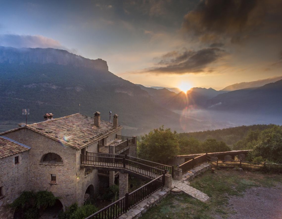 La masia de Casafont amb la Vall d’Ora al fons